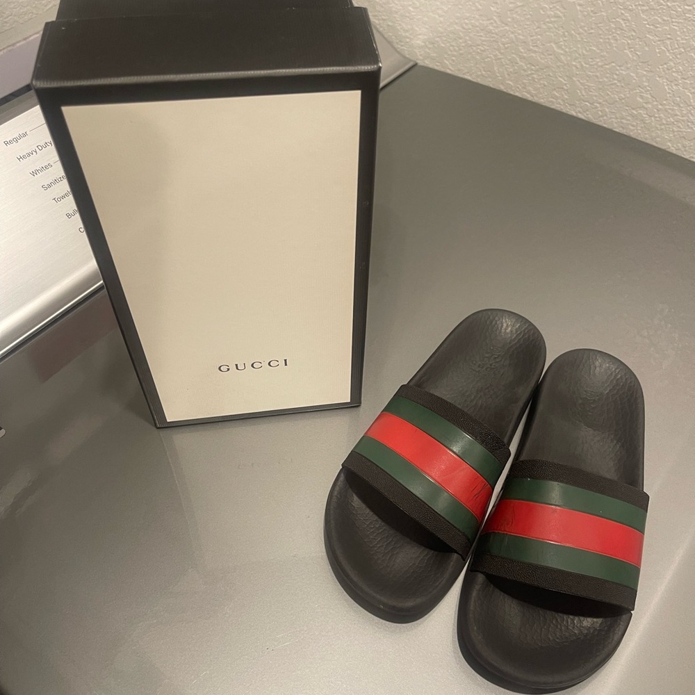 Gucci Slides
Size 2 in kids
Pre-owned